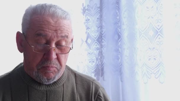 Portret van Progressieve Senior Man zitten in zijn woonkamer Gemakkelijk gebruikt Smartphone. — Stockvideo