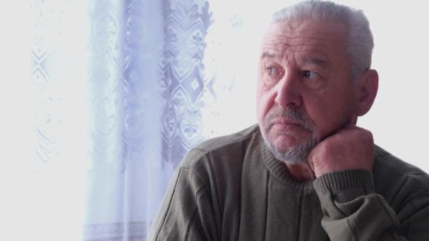 Preocupado anciano anciano anciano hombre de 80 años se sienta solo en casa . — Vídeos de Stock
