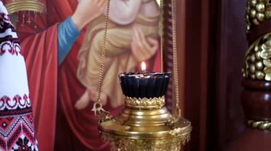Ortodoks Kilisesi. İkonların önünde yanan kilise lambası.