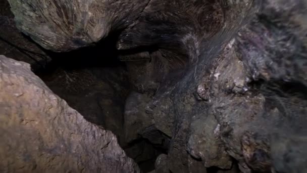 Stenen grotten. Grote stenen onder de grond. — Stockvideo