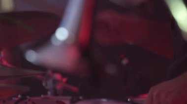 El sopalar ve davul, yakın çekim ile davulcu.