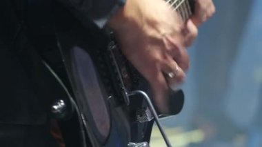 bir adamın parmaklarında bir gitar çalma perdeler ile atış kadar yakın.
