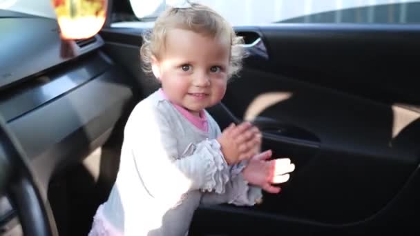 Щаслива мила маленька дівчинка плескає своїми руками . — стокове відео