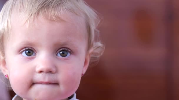 Portrett av en søt liten jente med blå øyne . – stockvideo
