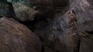 Kameranın çok karanlık bir tünelden karanlığa geçişi..