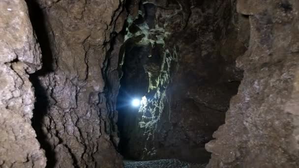Donkere grot kerker. Speleologie, een grot, een kerker — Stockvideo