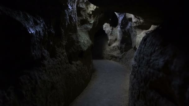 Temný jeskynní žalář. Speleology, jeskyně, žalář — Stock video