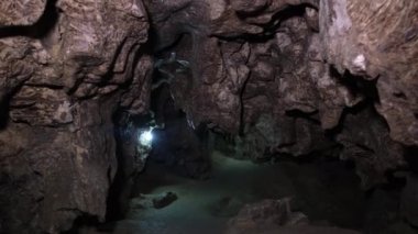 Kameranın çok karanlık bir tünelden karanlığa geçişi..