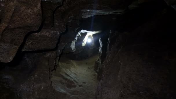 Luz al final del túnel, mazmorra, túnel oscuro — Vídeo de stock