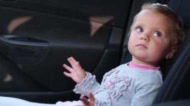 Arabada oturan küçük bebek. Çocuk arabanın ön koltuğunda.
