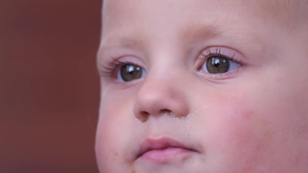 Beau visage d'une petite fille aux grands yeux. — Video