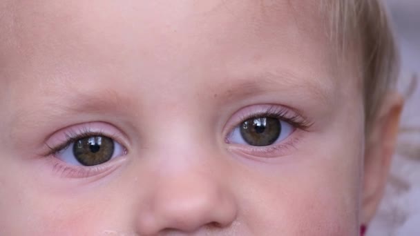 Närbild av ansiktet på ett barn som tittar rakt — Stockvideo