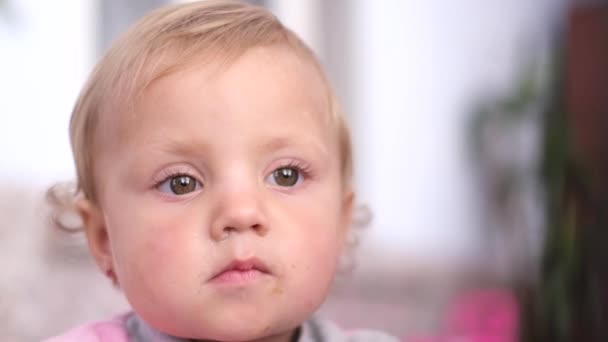 Gros plan du visage d'un enfant qui regarde droit — Video