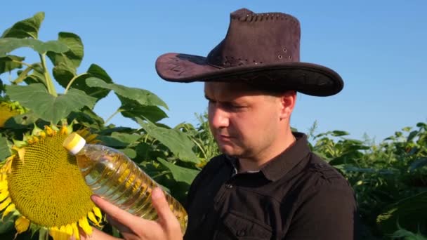 Tarım ürünleri üretimi. Bir çiftçi bir ayçiçeği mahsulünü teftiş eder. — Stok video