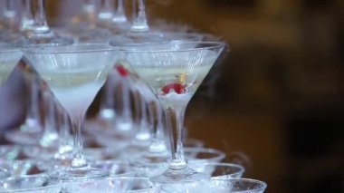 Dumanda ve parlak ışıkta şampanya bardakları