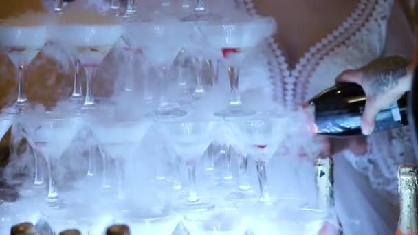 Glaasjes champagne in de rook en in het felle licht — Stockvideo