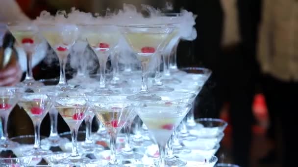 シャンパンのグラス。煙の中でアルコールや様々な飲料を持つメガネ. — ストック動画