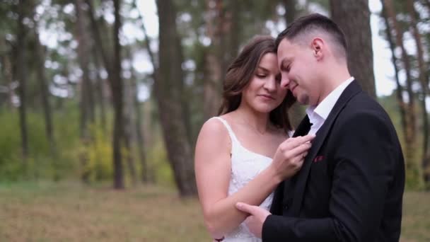 Brudar i kärlek kramas på sin bröllopsdag — Stockvideo