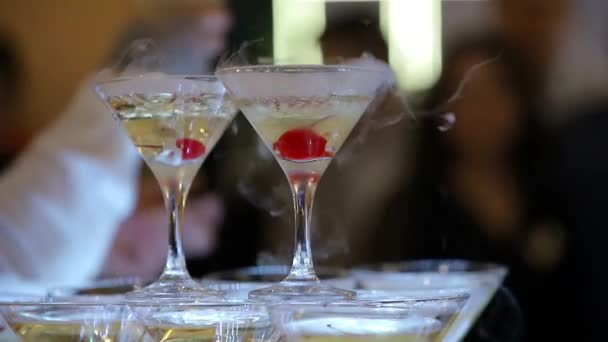 Vasos con alcohol y varias bebidas en el humo. — Vídeo de stock