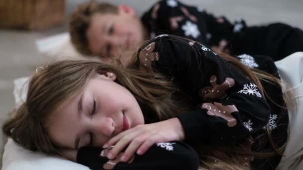 Küçük kız ve erkek kardeş yatakta uyuyorlar.. — Stok video