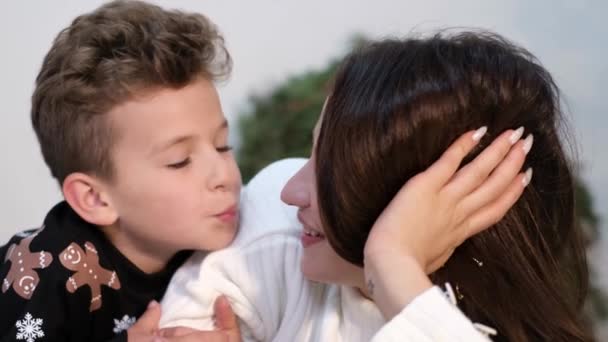 Madre e figlio che riposano sul letto a casa. — Video Stock