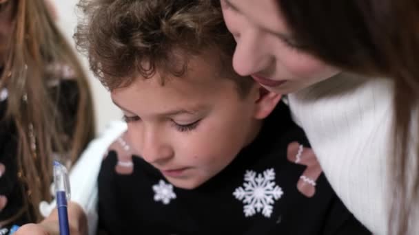 La mère communique avec les enfants, elle leur raconte un conte de fées la nuit. — Video