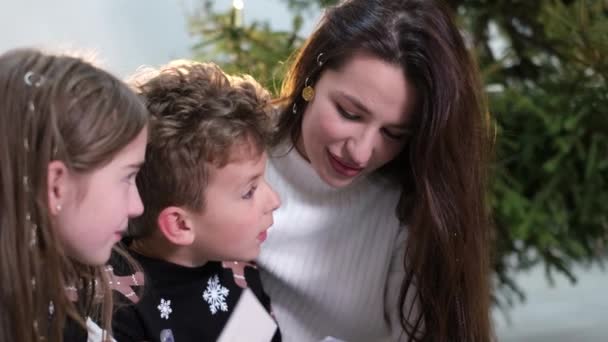 La mère communique avec les enfants, elle leur raconte un conte de fées la nuit. — Video