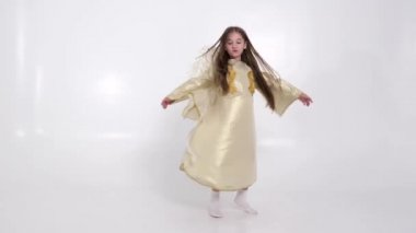 Beyaz arka planda dans eden melek kanatlı küçük kız.. 