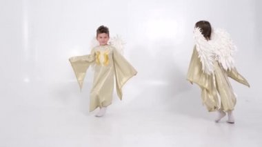 Noel doğumu sahnesinden iki küçük melek