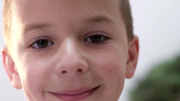 Primo piano, volto sorridente di un bambino di 5 anni — Video Stock