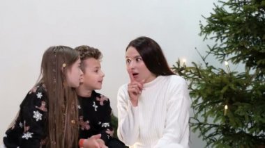 Anne ve çocuklar Noel Baba 'ya mektup yazıyorlar, mutlu bir aile.