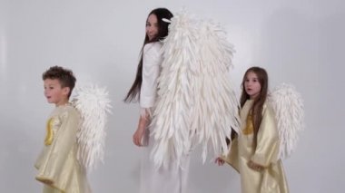 Beyaz arka planda melek kanatları olan anne ve çocuklar. Sevgililer Günü kutlaması.