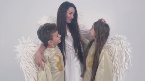 Máma a děti s andělskými křídly v kouři. — Stock video