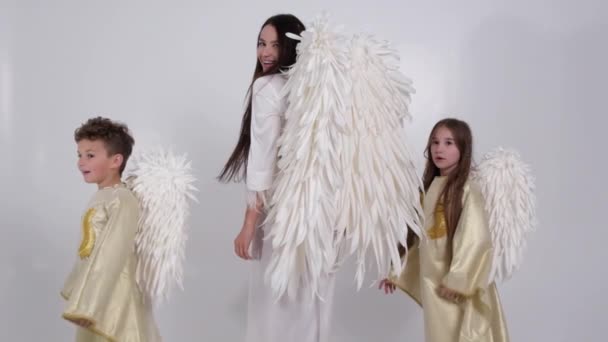 Familia mamá y niños con alas de ángel sobre fondo blanco. Celebración de San Valentín. — Vídeos de Stock