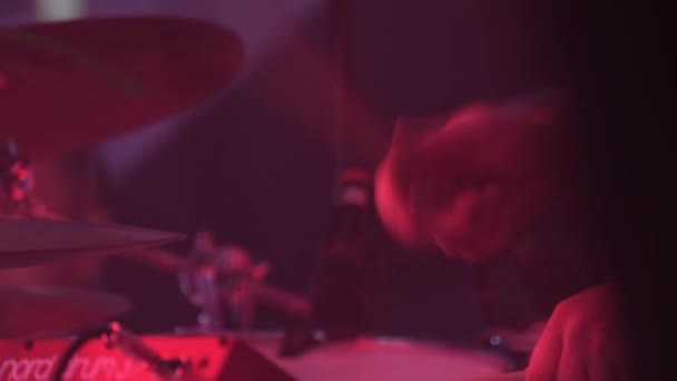 Músico profesional tocando el tambor. — Vídeos de Stock