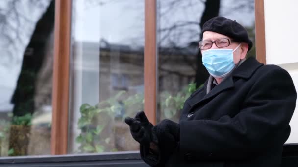 Старый дед в защитной маске заболел новым вирусом омикрона.. — стоковое видео