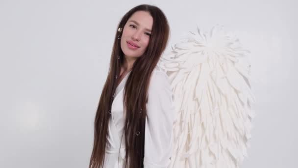 Bella ragazza con ali d'angelo su sfondo bianco. San Valentino — Video Stock