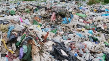 Çöp sahasında çevre kirliliği, atıklar veya ev atıkları.