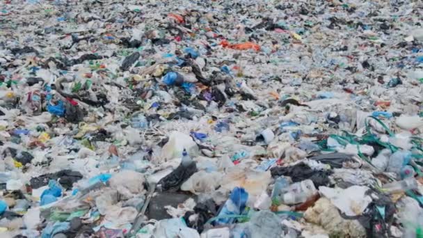 Гора мусора, которая не может быть деградирована сама по себе в слаборазвитых странах Азии. — стоковое видео
