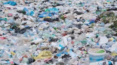 Tayland açıklarında okyanusta bir sürü çöp var. Dünya okyanuslarının plastik kirliliği. 