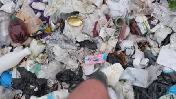 Beaucoup d'ordures dans l'océan au large des côtes de la Thaïlande. Pollution plastique des océans du monde. — Video