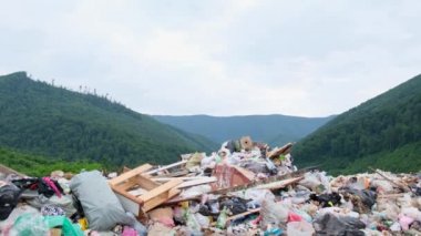 Çin 'de plastik atıklarla dolu bir çöp yığını. Ekolojik felaket 
