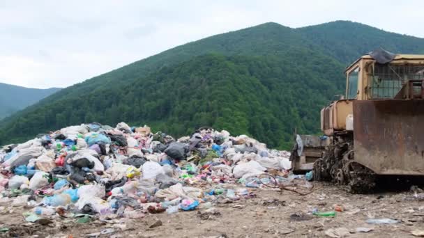 プラスチックの生態系の大惨事。山の中のプラスチックごみ. — ストック動画