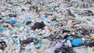 Sıralanmamış atık deposu. Kamera çöpün yanında alçaktan çekiliyor..