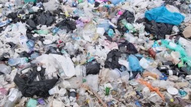 Kamera, dağınık atıklardan oluşan bir dağın yakın çekimini kaldırıyor. Büyük plastik atık alanı.