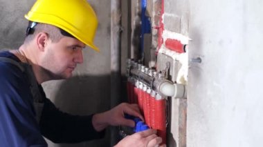 Bir tesisatçı yeni bir evde çalışıyor.. 