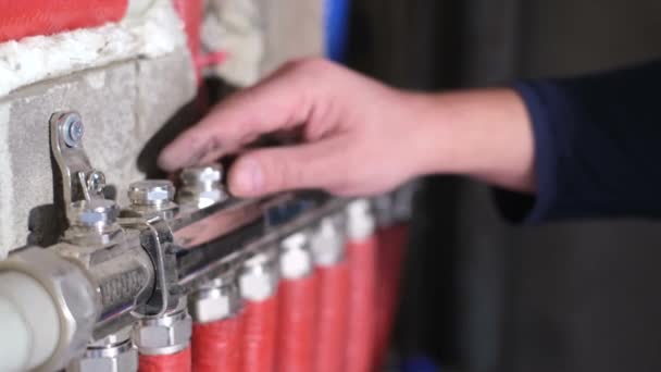Un fontanero instala calefacción en una casa nueva. — Vídeo de stock