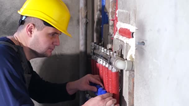 Een loodgieter werkt in een nieuw huis.. — Stockvideo