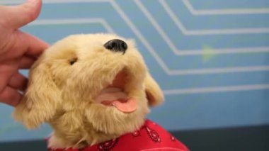 Doğal kürklü robot köpek. Etkileşimli akıllı hayvan.