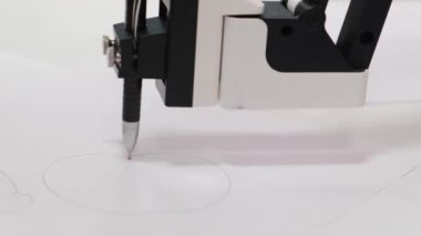 Bir robot makine tuval üzerinde resim çiziyor ve yaratıyor.